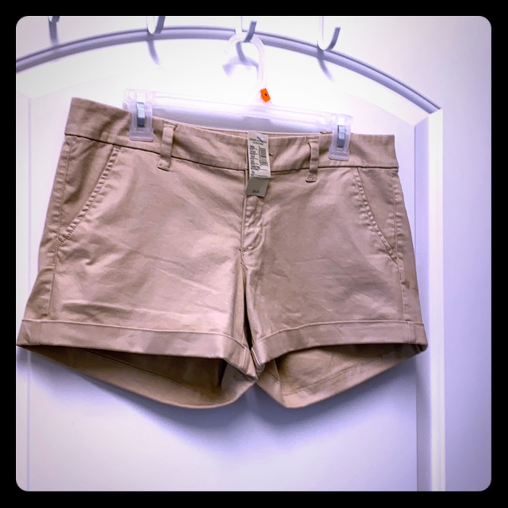 BNWT Khaki cuffed shorts. American Eagle, size 10